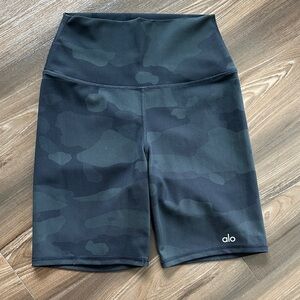 ALO Yoga Women's Dark Camo Bike Shorts
